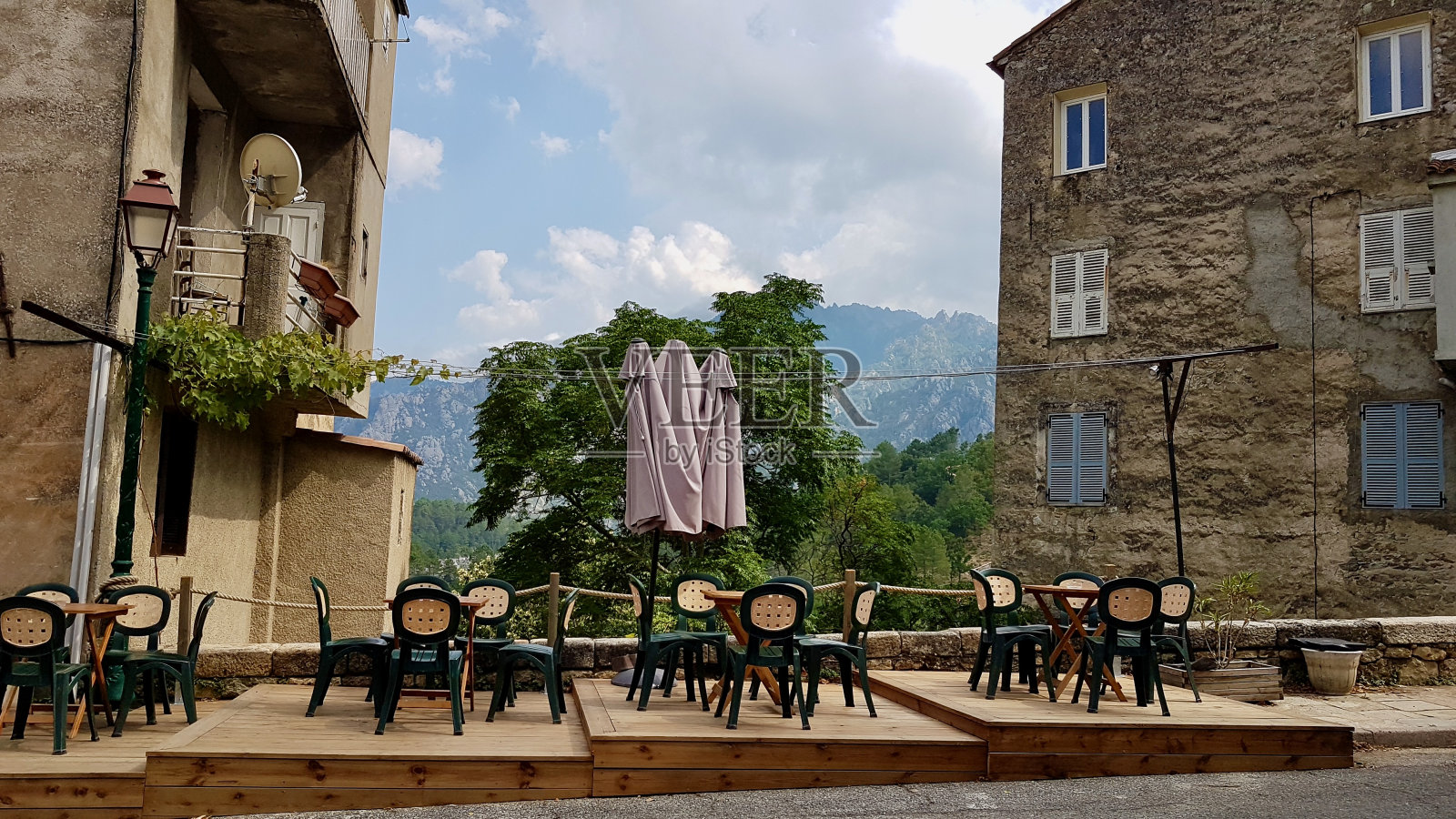 Ghisoni咖啡馆的户外座位，这是一个梦幻的山村，深受徒步旅行者的欢迎。法国科西嘉岛。照片摄影图片