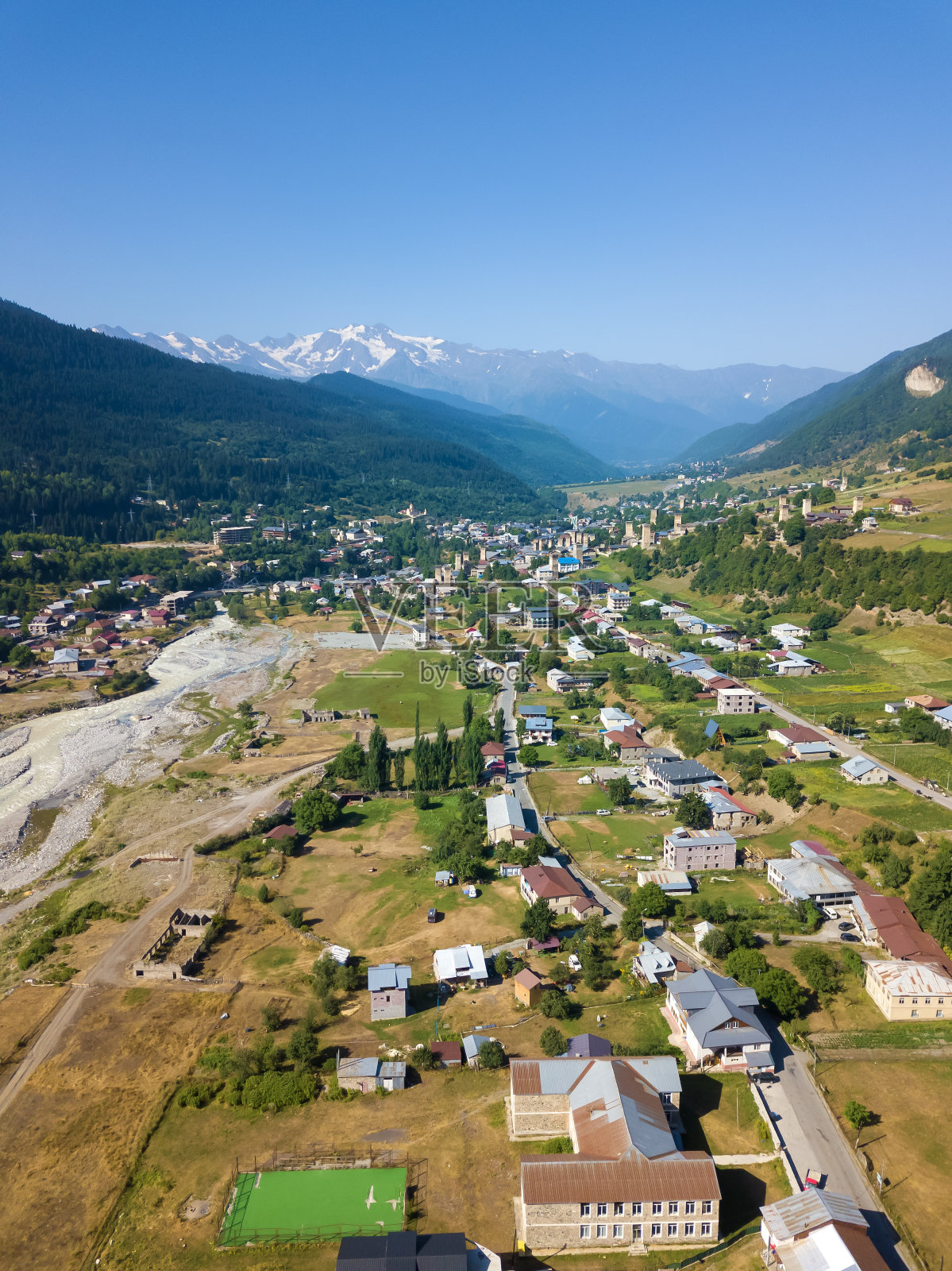 格鲁吉亚斯瓦内蒂地区，一个阳光明媚的日子里，无人机拍摄的梅斯蒂亚山区小镇。这是格鲁吉亚西北部的一个高海拔城镇，位于高加索山脉中，海拔1500米。照片摄影图片