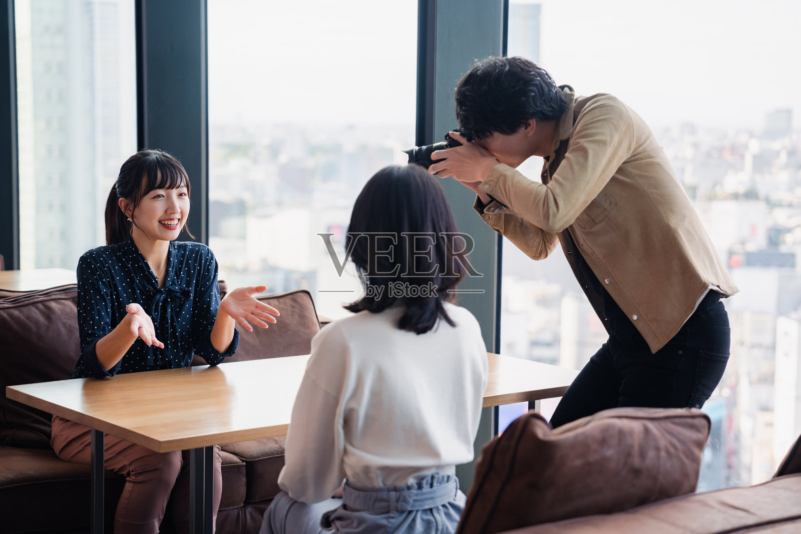 年轻女子接受媒体采访照片摄影图片