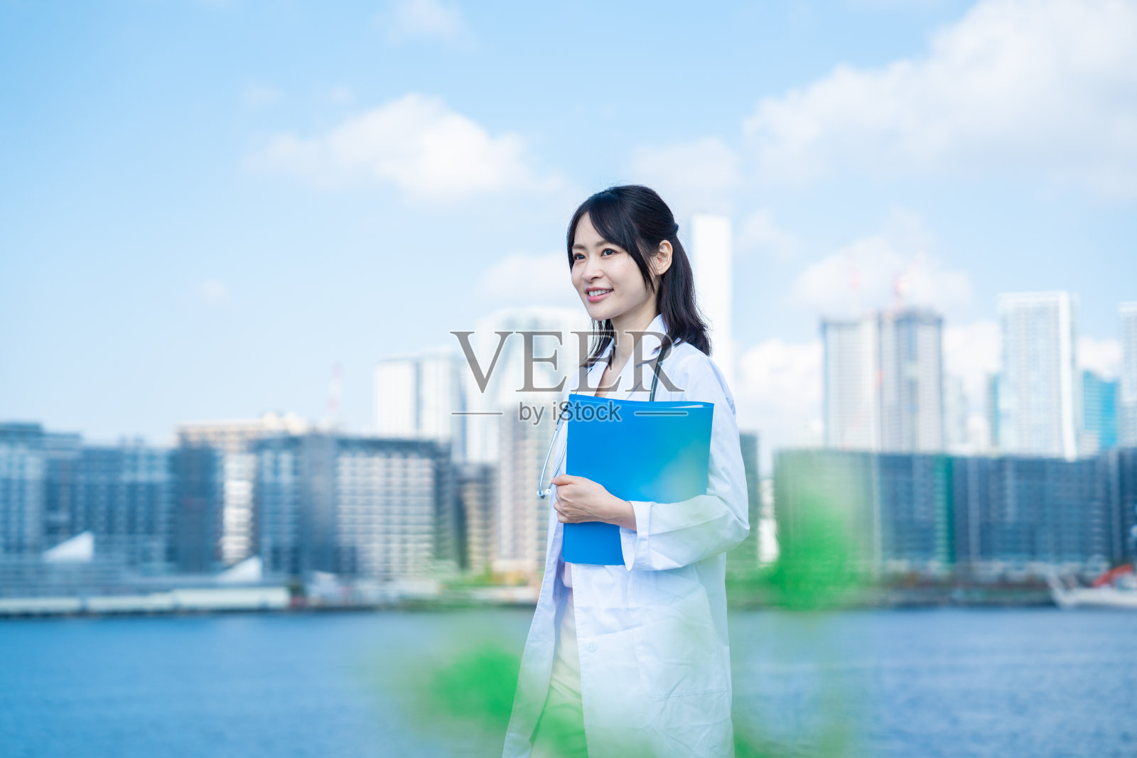 女医生微笑着走在外面照片摄影图片