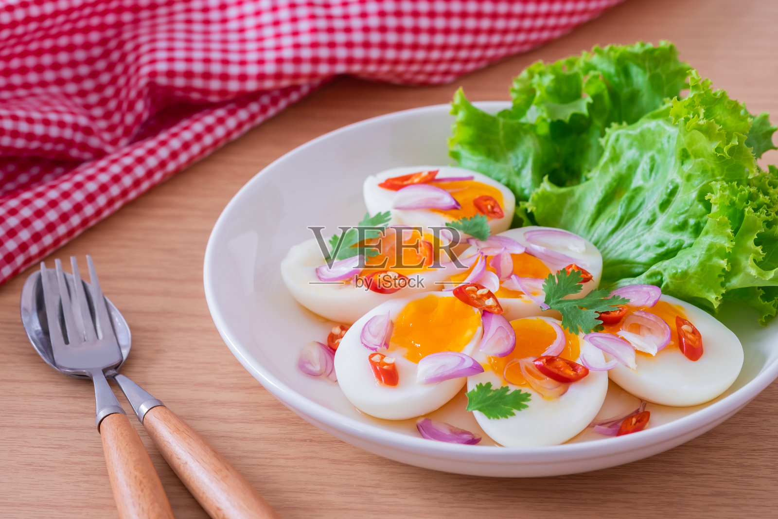白盘辣煮蛋沙拉照片摄影图片