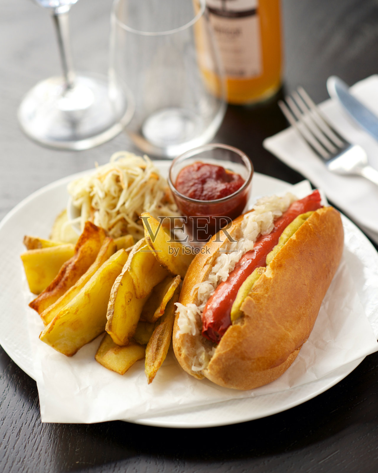 桌上盘子里食物的特写镜头照片摄影图片