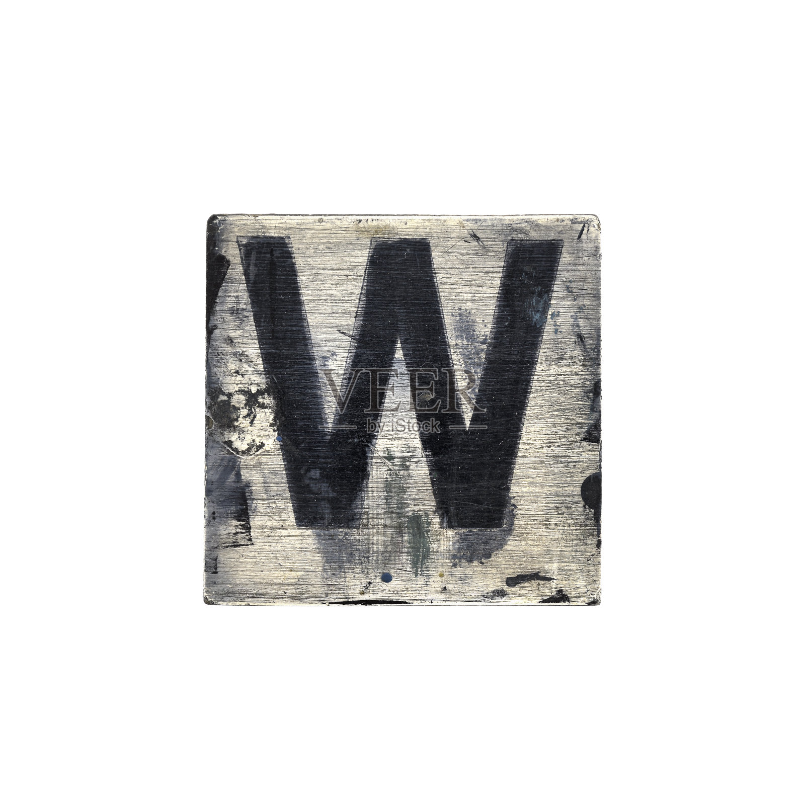 木头上的垃圾大写字母涂上白色背景的油漆，字母- W照片摄影图片