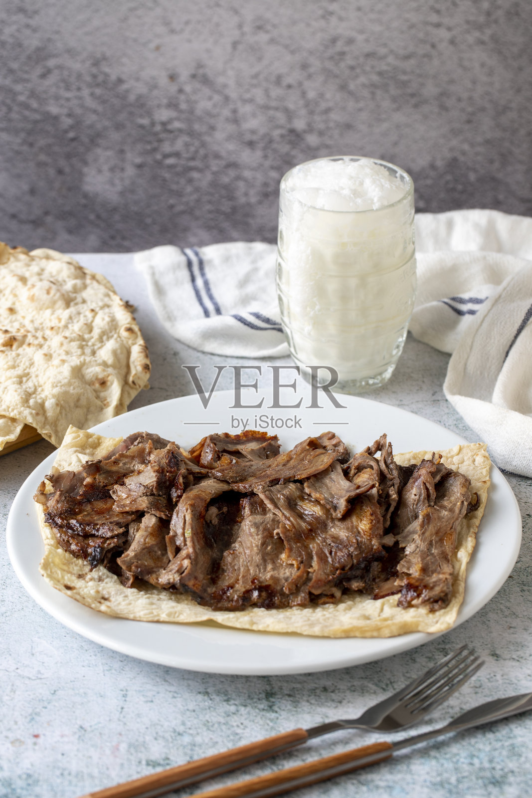 灰色背景上的土耳其烤肉者。传统的味道。用牛肉和羊肉做成的烤肉串。近距离照片摄影图片