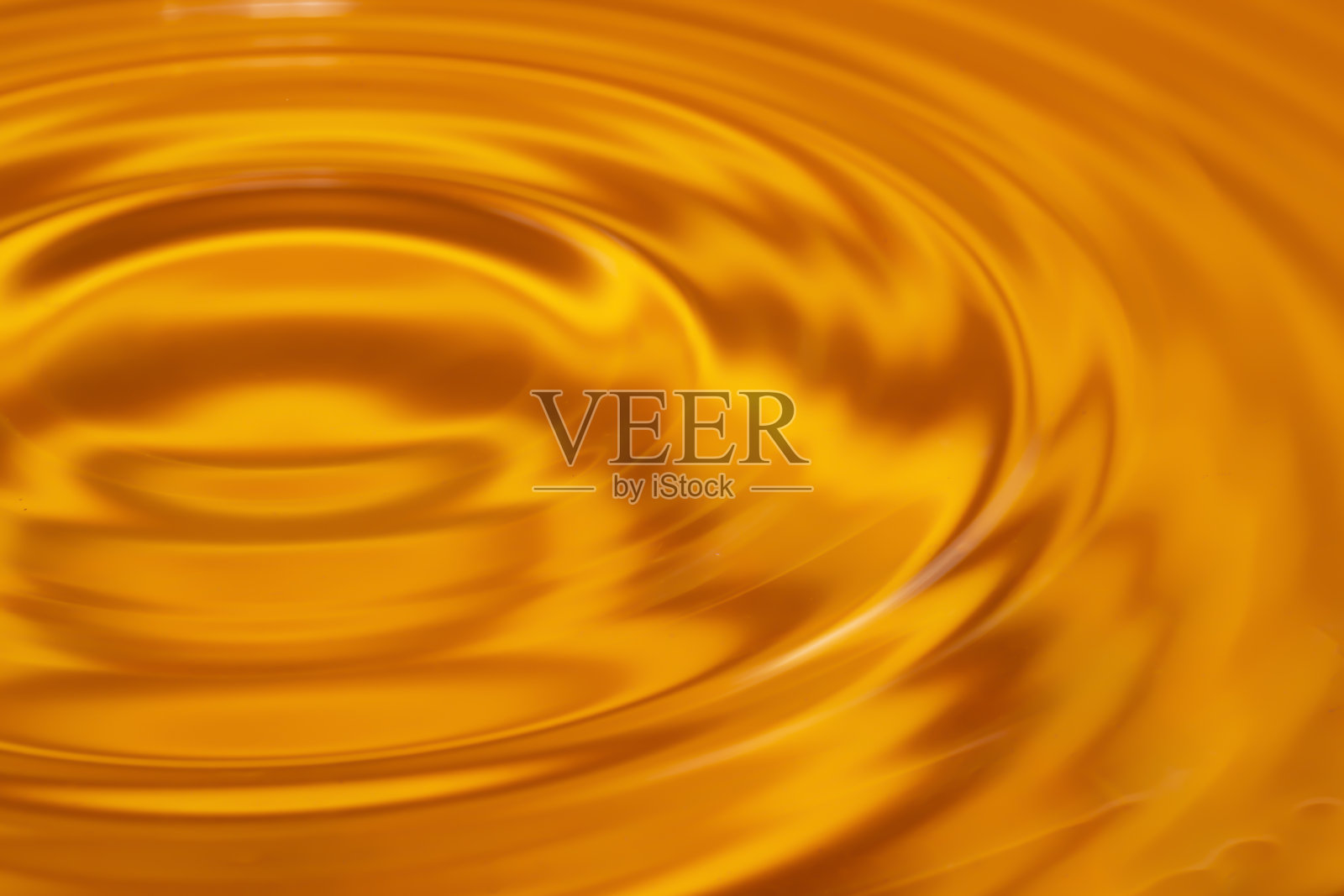 水面上的圆圈。黄色，金色背景。照片摄影图片