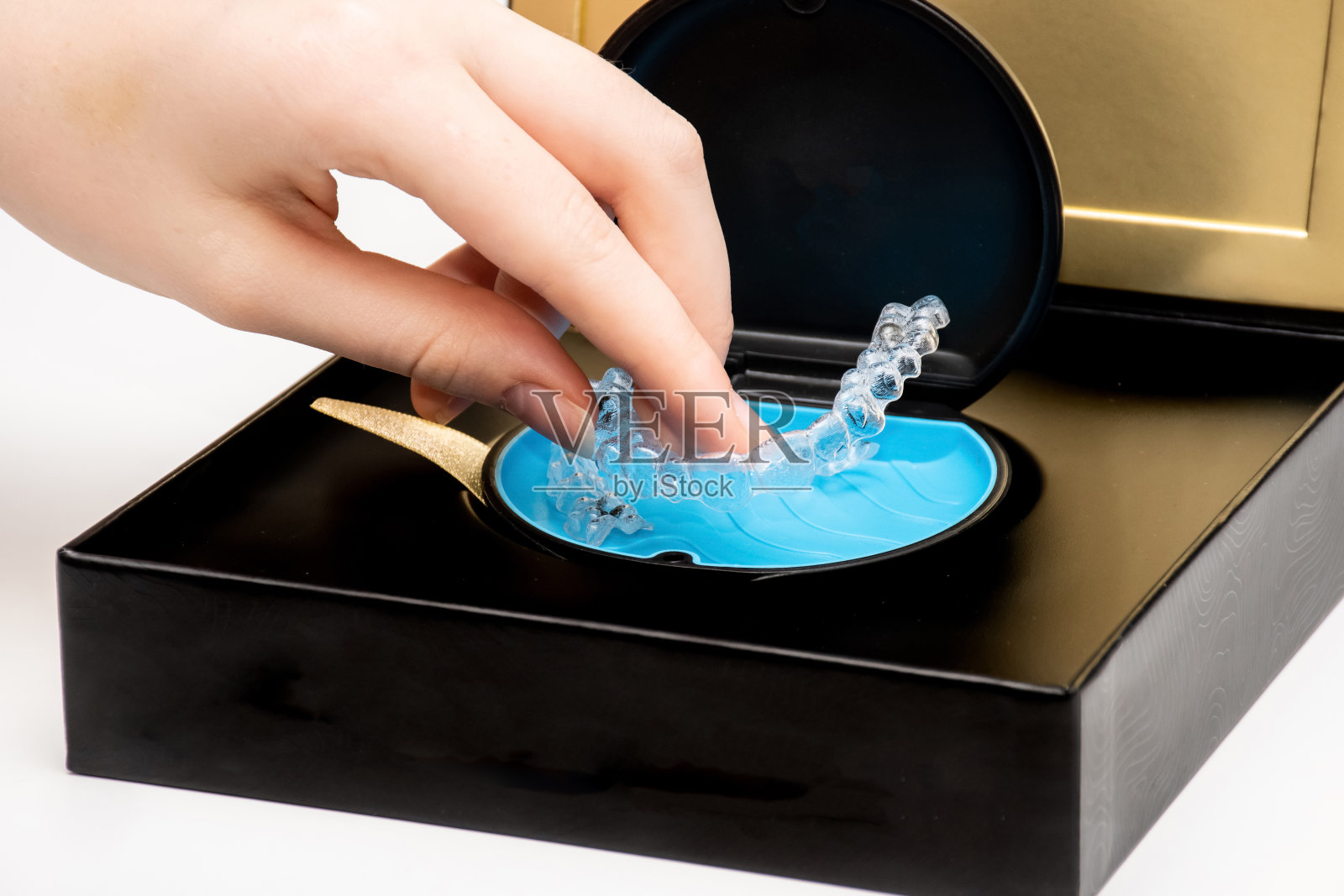 透明牙齿对准盒。隐形牙套。清洁牙齿矫正器。透明塑料护腕照片摄影图片