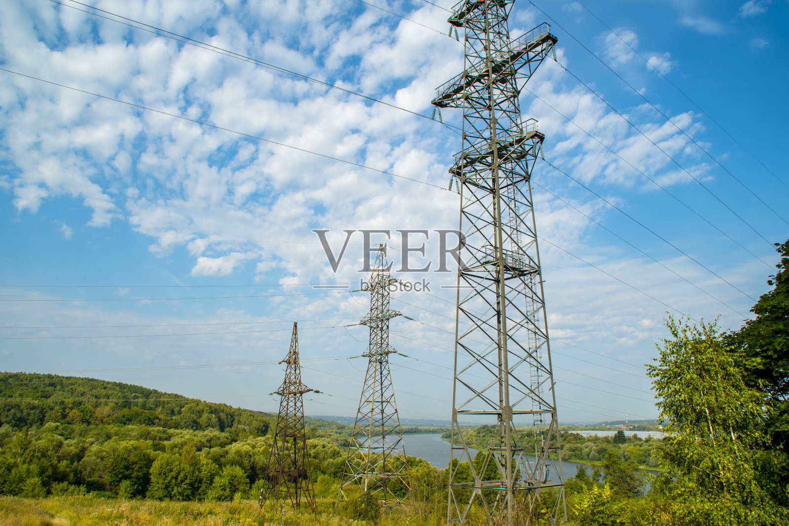 乡村电力传输线以森林为背景。偏远地区三相输配电系统。照片摄影图片