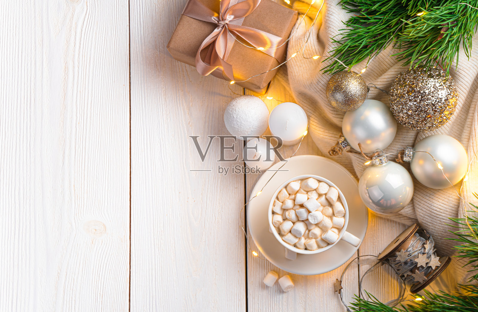 圣诞背景与咖啡棉花糖，礼物和圣诞装饰。照片摄影图片