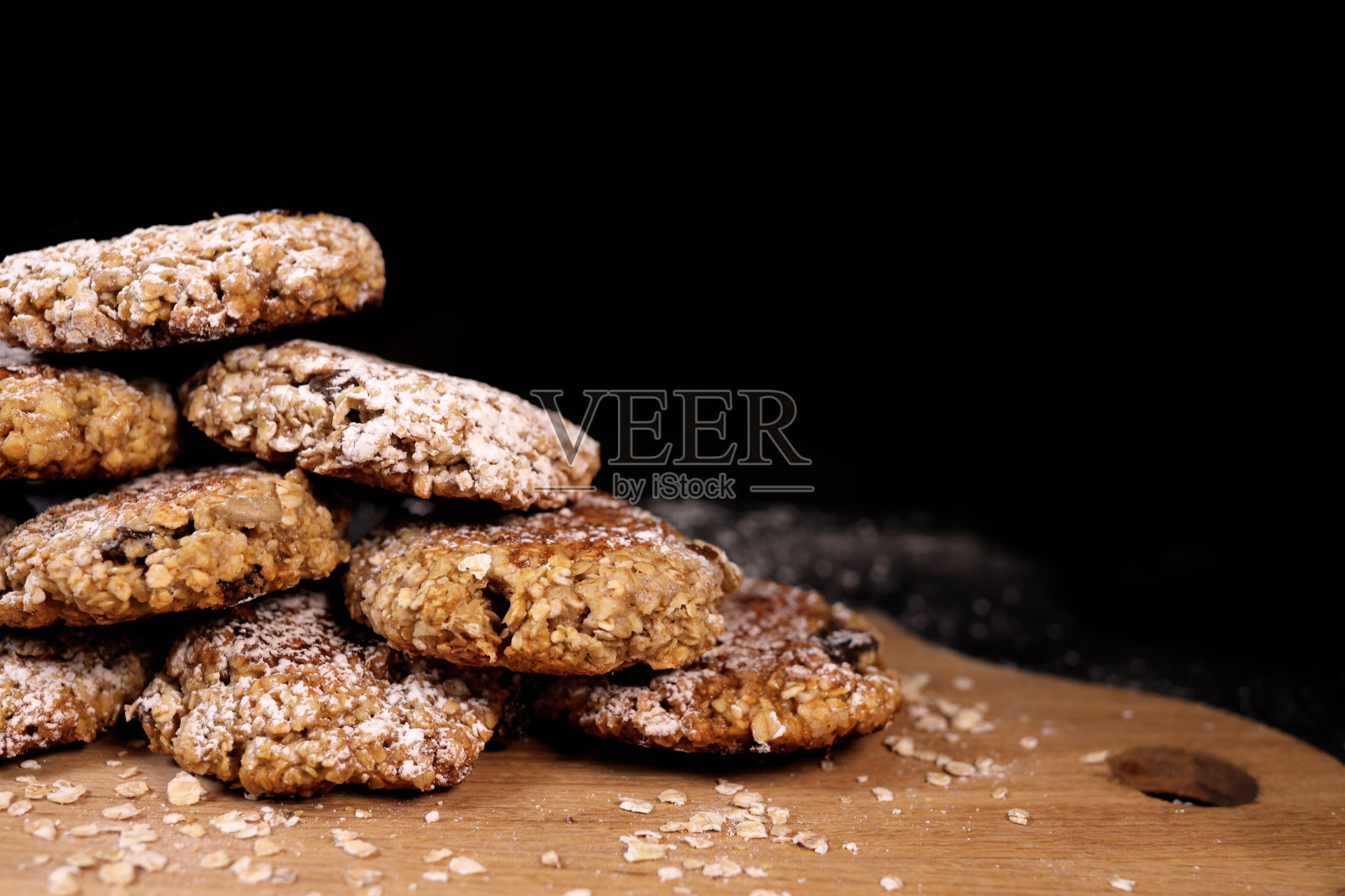 黑色背景的燕麦饼干金字塔照片摄影图片
