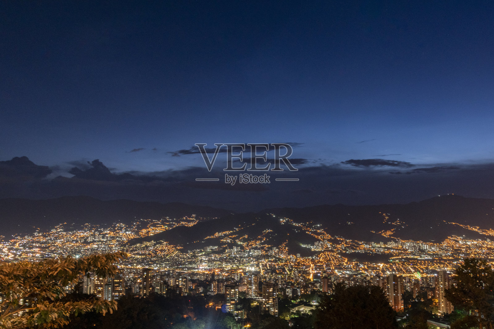 麦德林夜景全景。麦德林，安蒂奥基亚，哥伦比亚。照片摄影图片