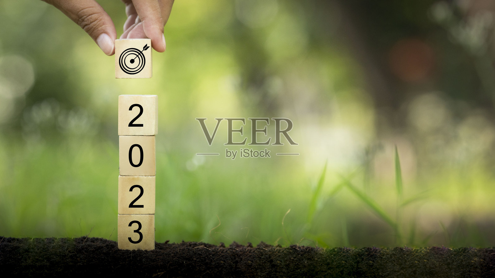 2023年，商业概念，分析可操作性和检查投资信息与新的数字虚拟屏幕图形。照片摄影图片