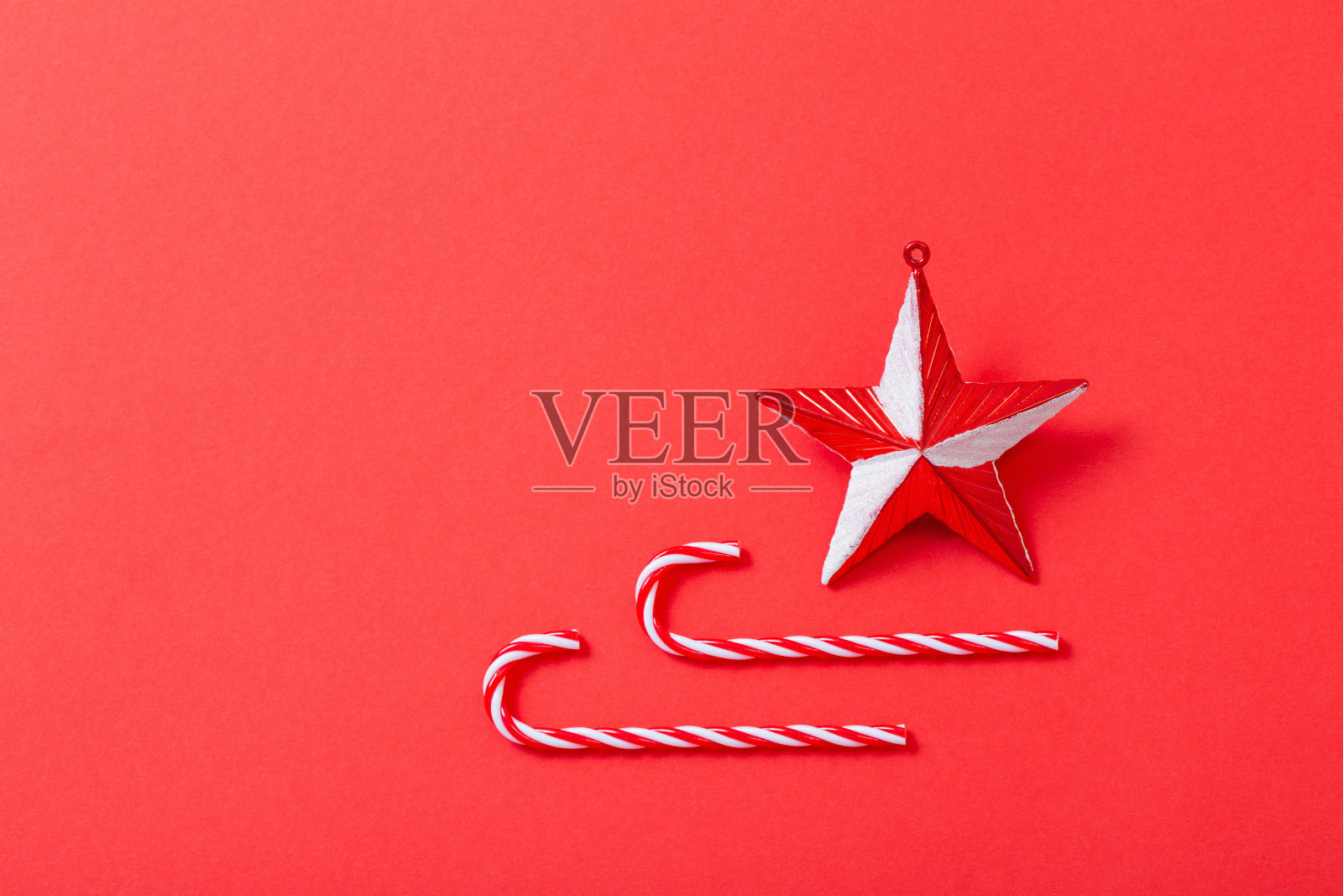 白色和红色的圣诞装饰在红色的背景照片摄影图片