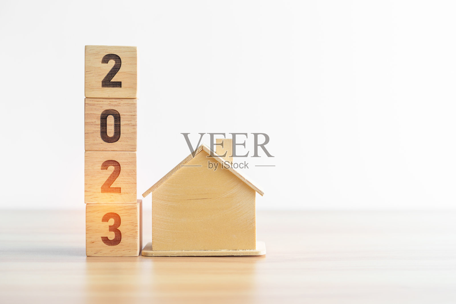 2023街区与房屋模型。房地产，住房贷款，税收，投资，金融，储蓄和新年决心的概念照片摄影图片