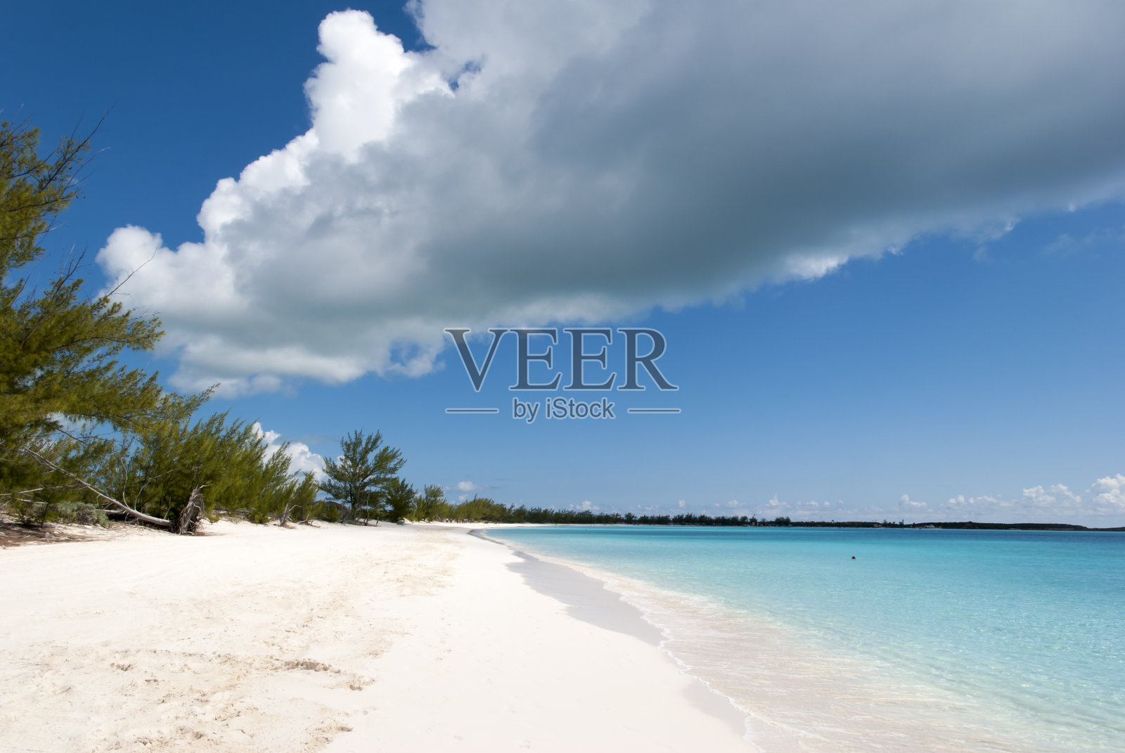 半月礁海滩和一朵云照片摄影图片