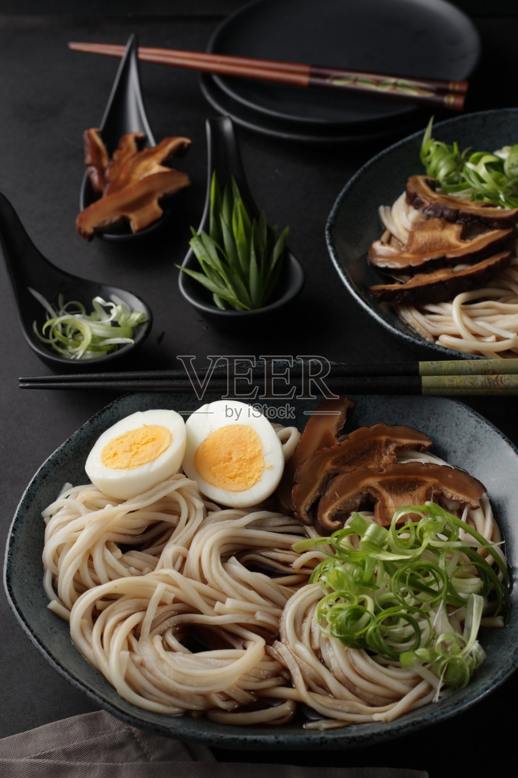 鸡蛋和面条照片摄影图片