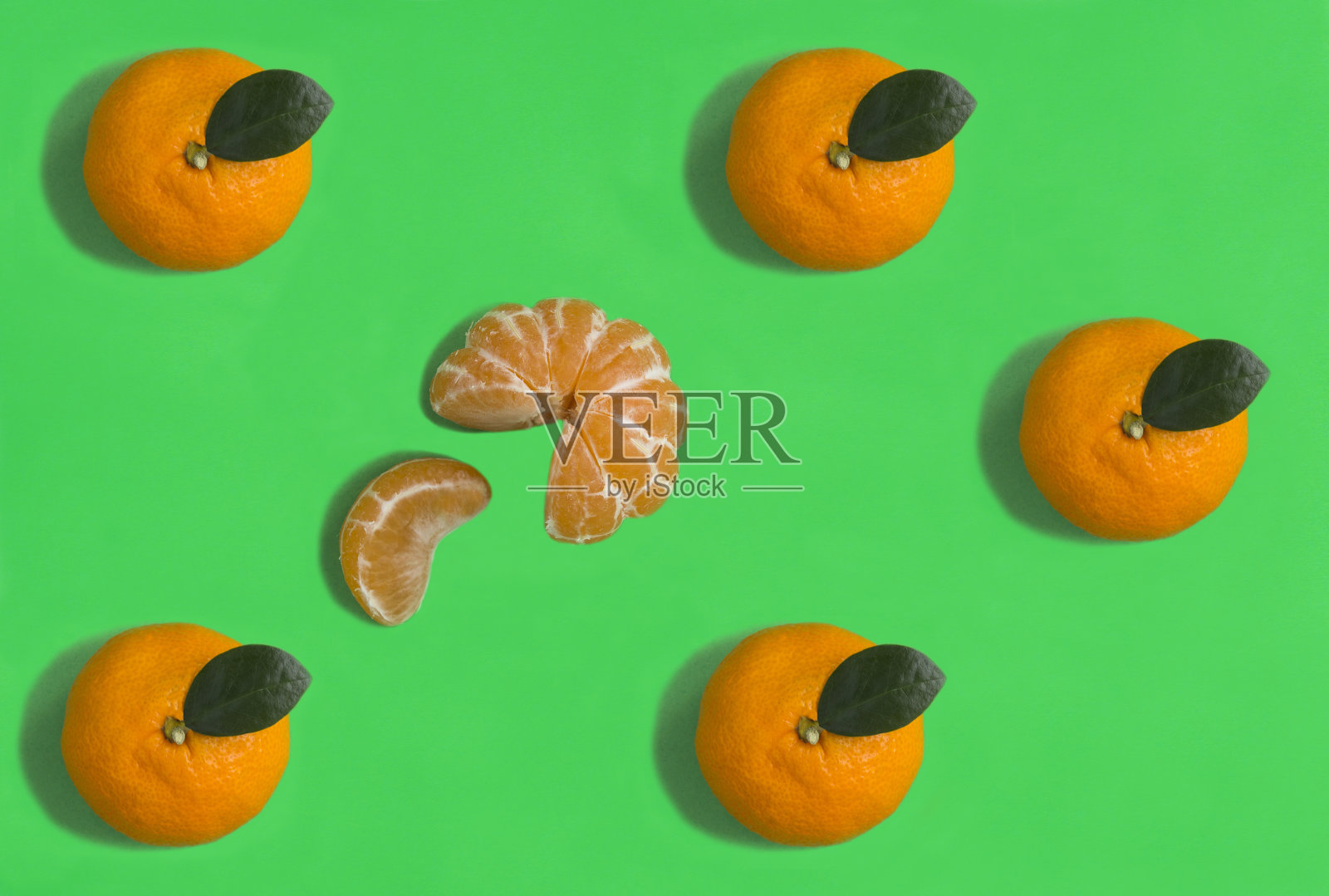 绿色背景上的橘色。平的。模式。前视图。照片摄影图片