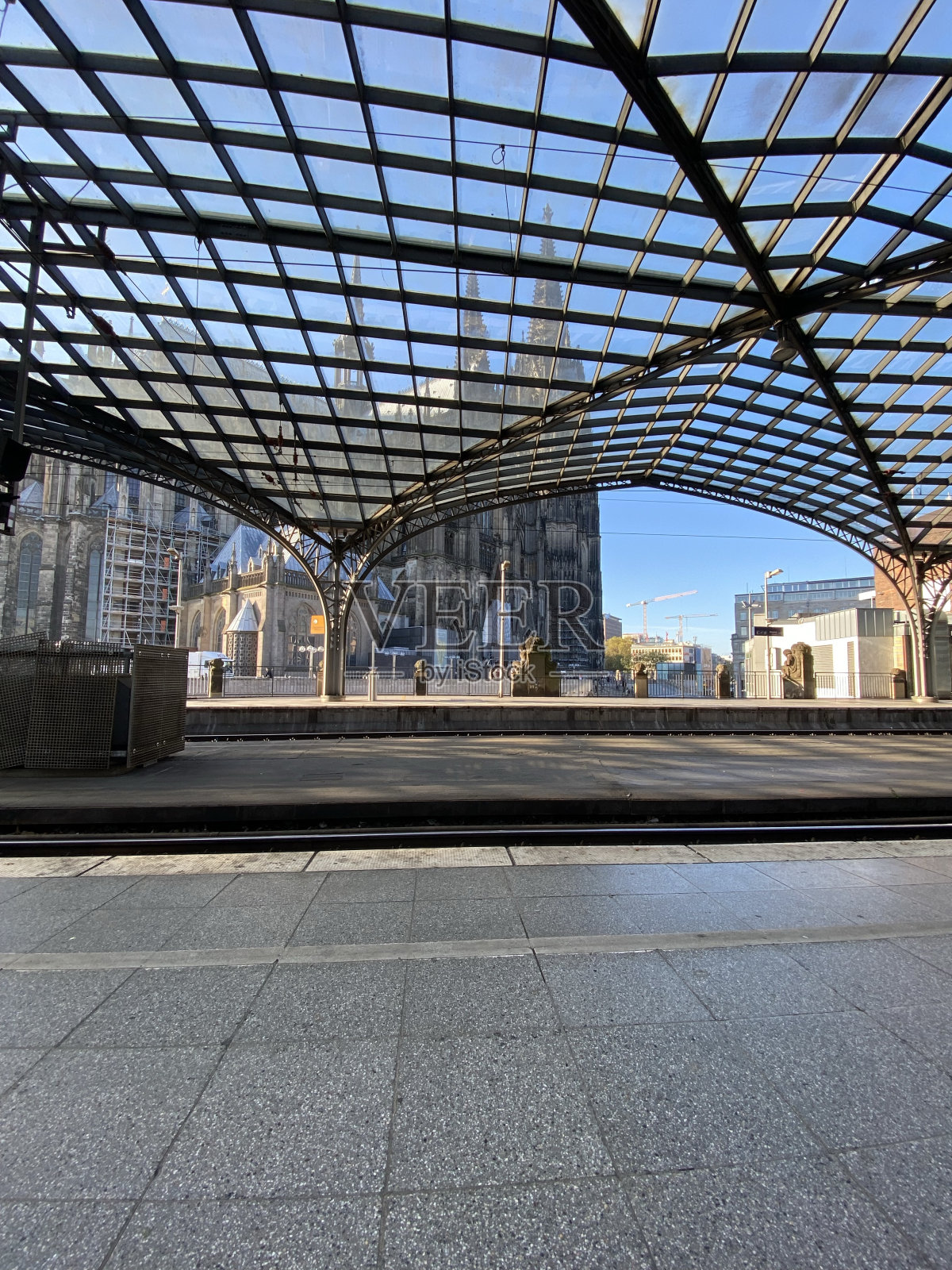 从火车站的圆顶可以看到科隆大教堂照片摄影图片