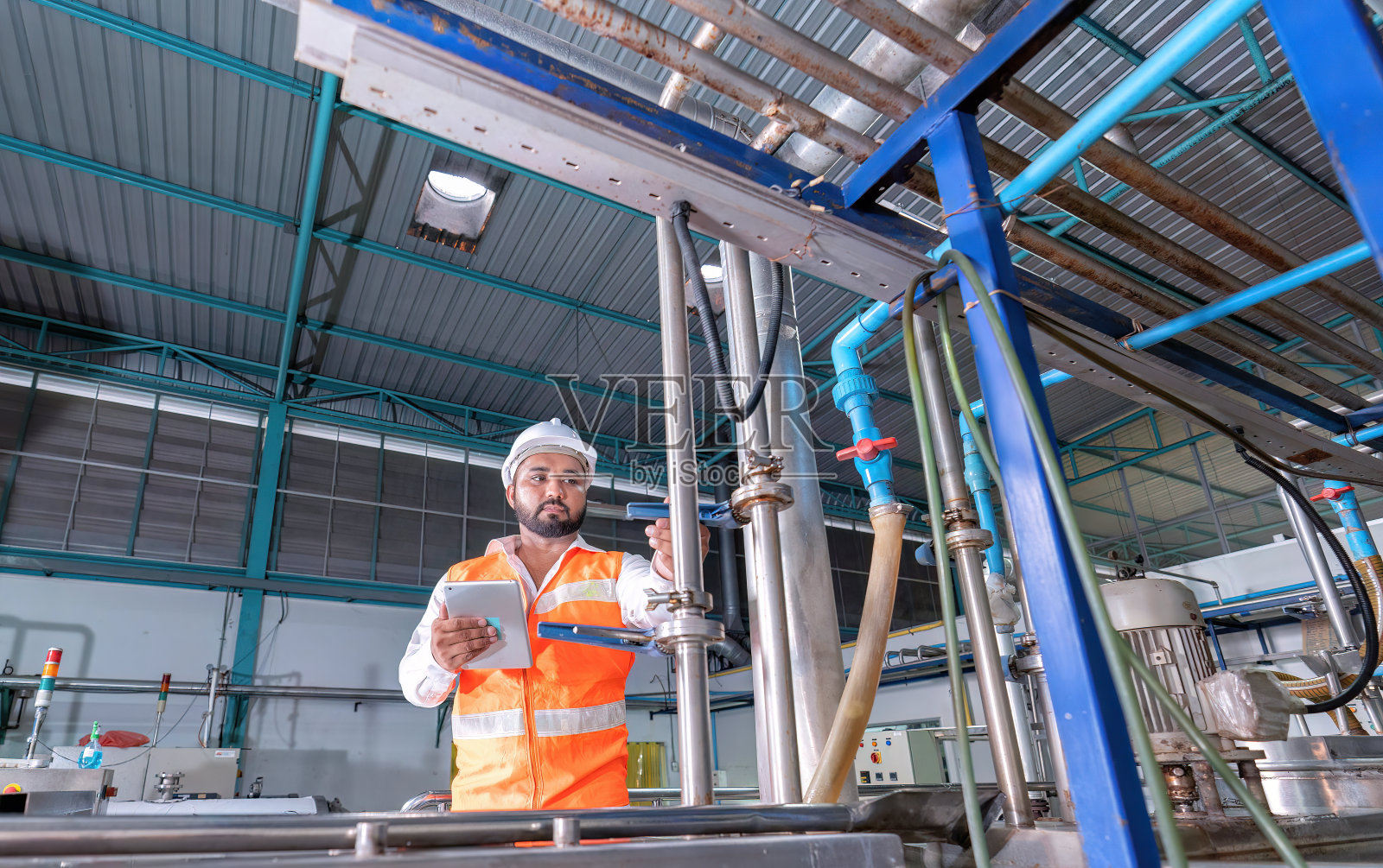 机械工程师检查管道连接调试，为工厂启动机器做好准备照片摄影图片