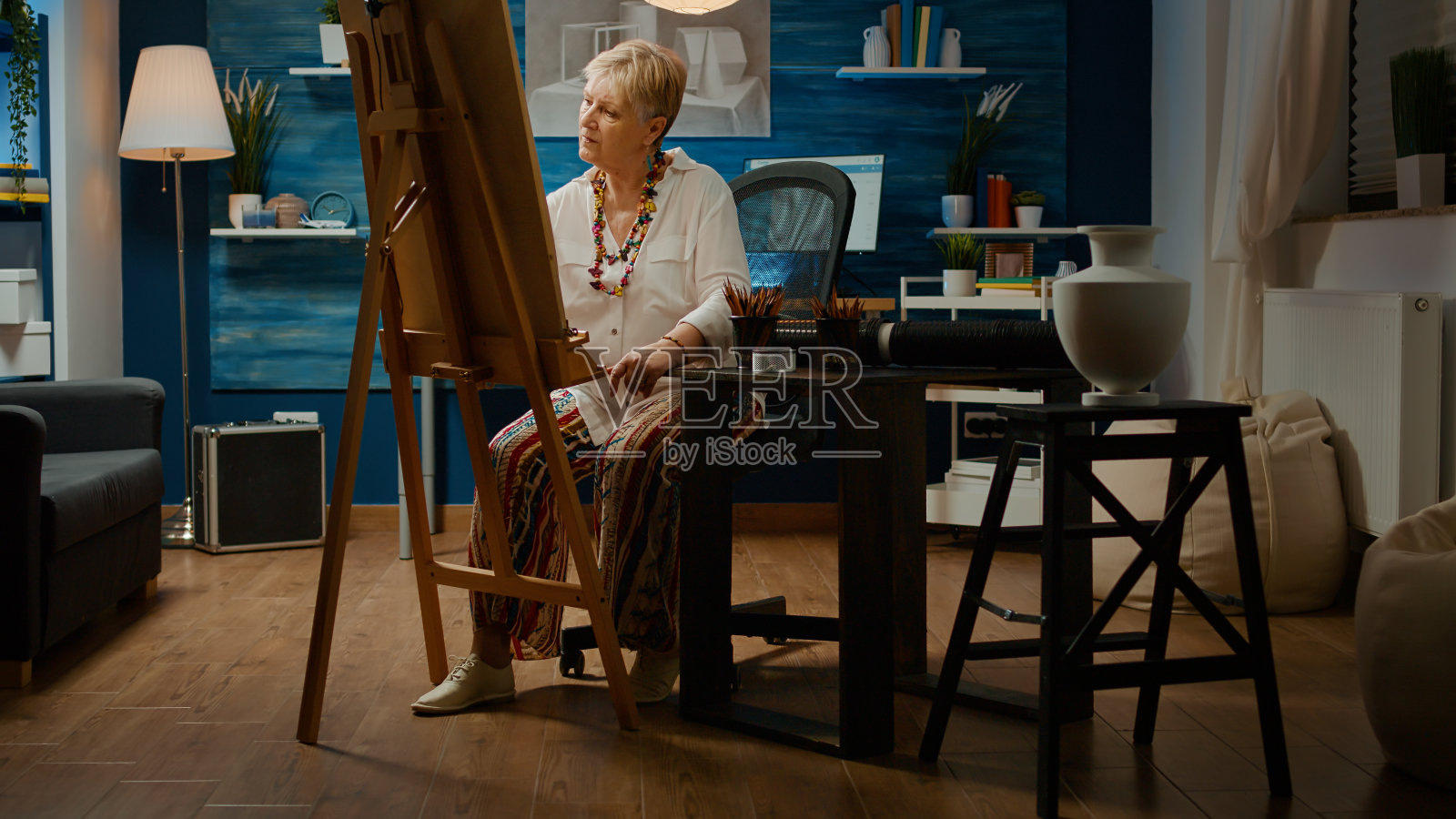 专业退休人员绘画艺术花瓶模型插画图片素材