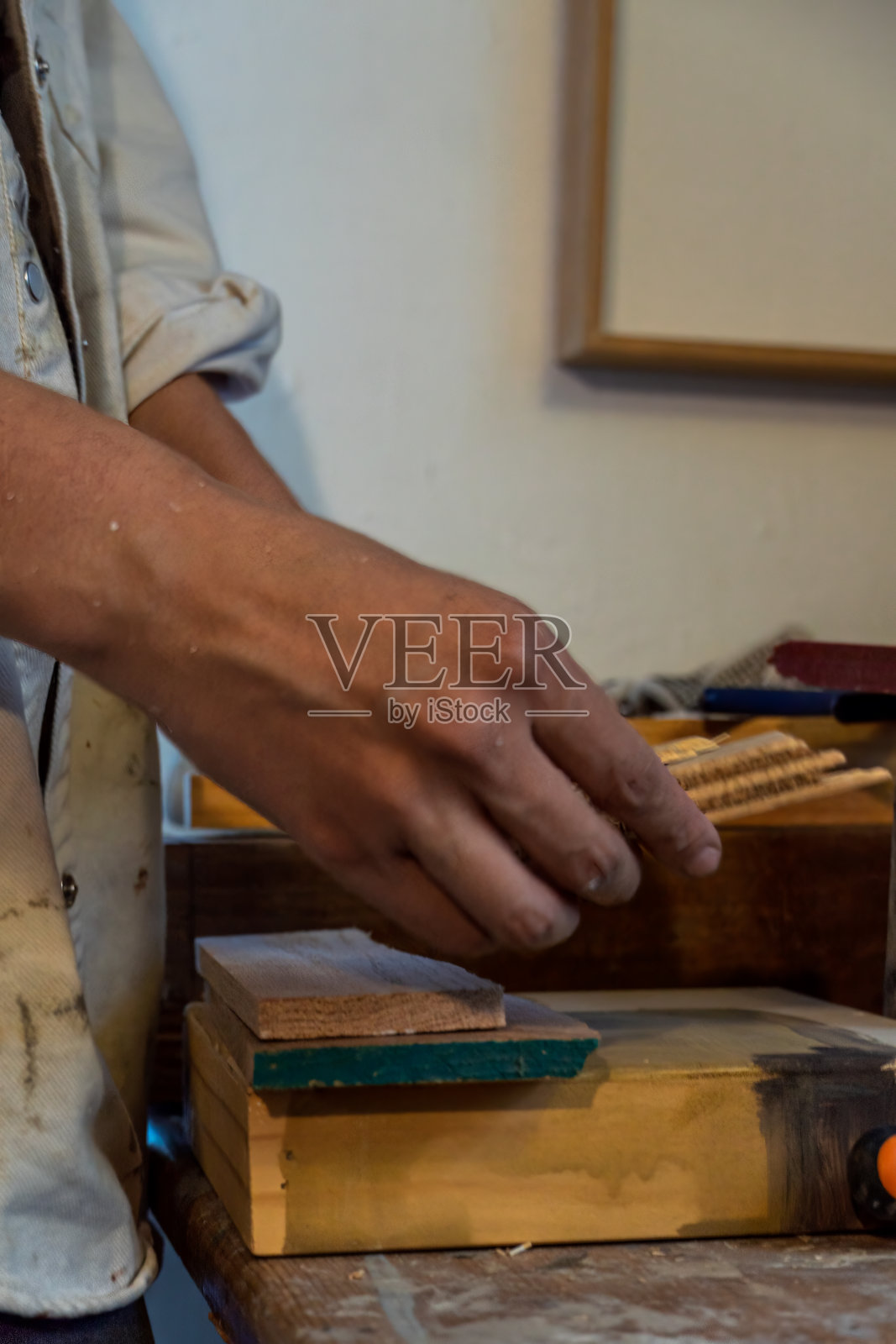 艺术家工作室。画布，颜料，刷子，调色板刀躺在桌子上。照片摄影图片