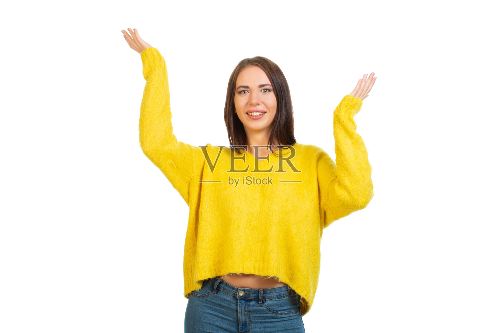 穿着黄色毛衣的年轻微笑的女孩，被孤立在白色的背景上。照片摄影图片