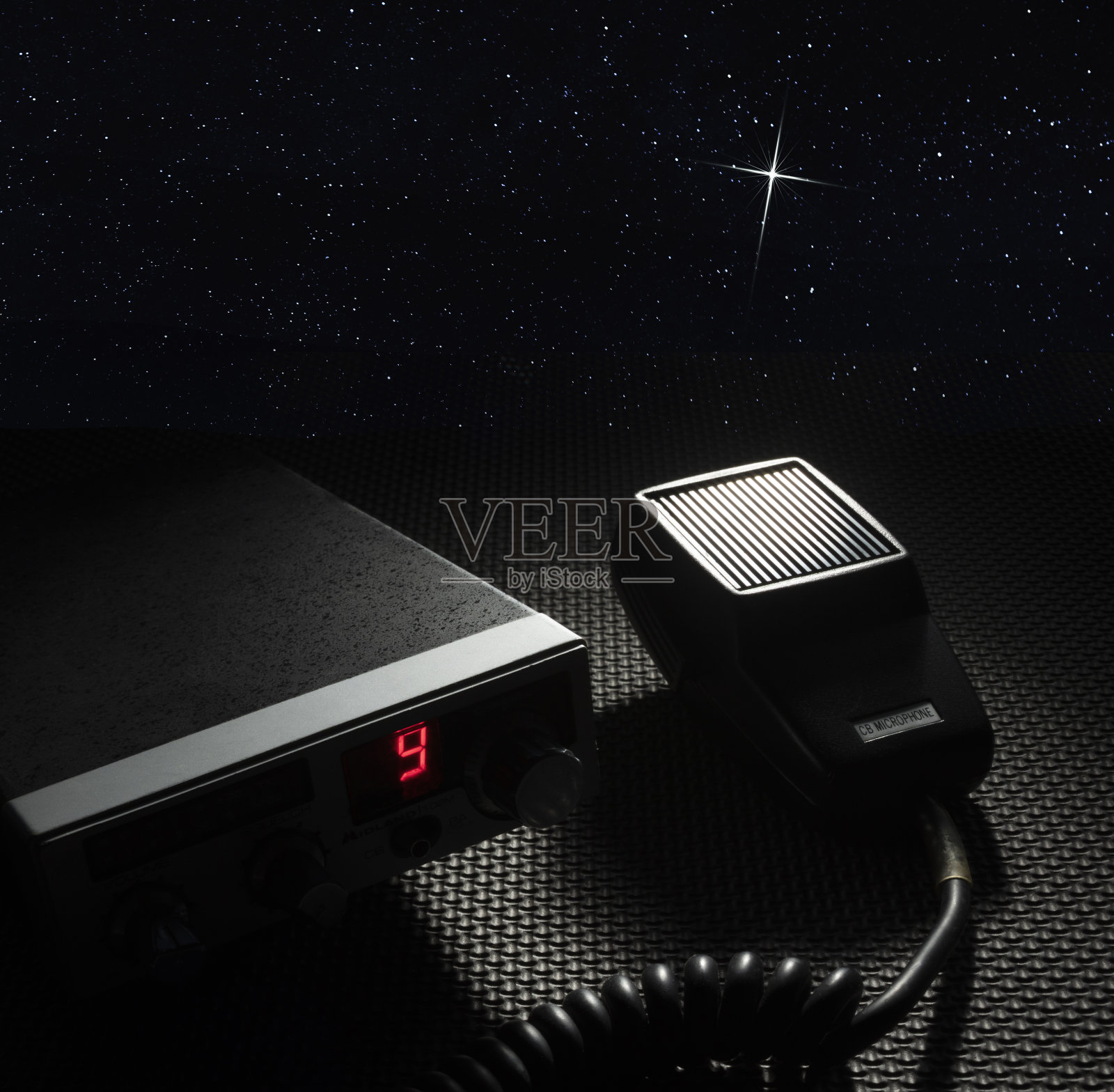 民用无线电在夜空中发送信号照片摄影图片