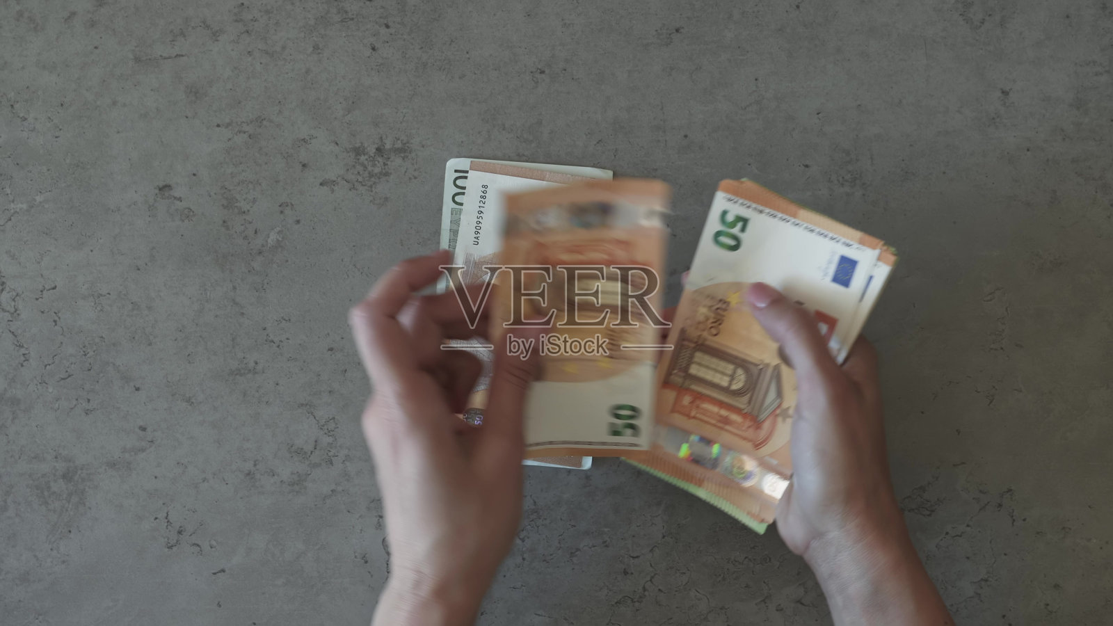 妇女手数现金欧元纸币。欧元货币，货币，现金支付，收入，储蓄，通货膨胀，家庭预算，投资。50欧元和100欧元的钞票在女性手中照片摄影图片