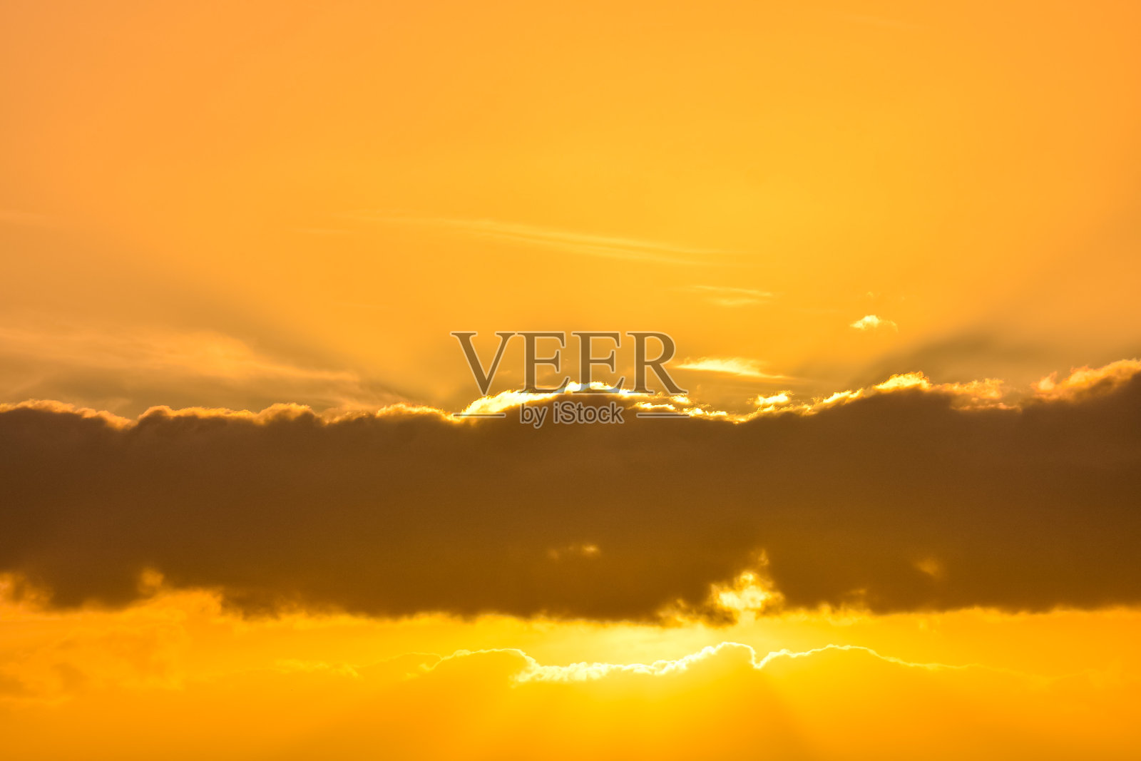 太阳在海上落山照片摄影图片