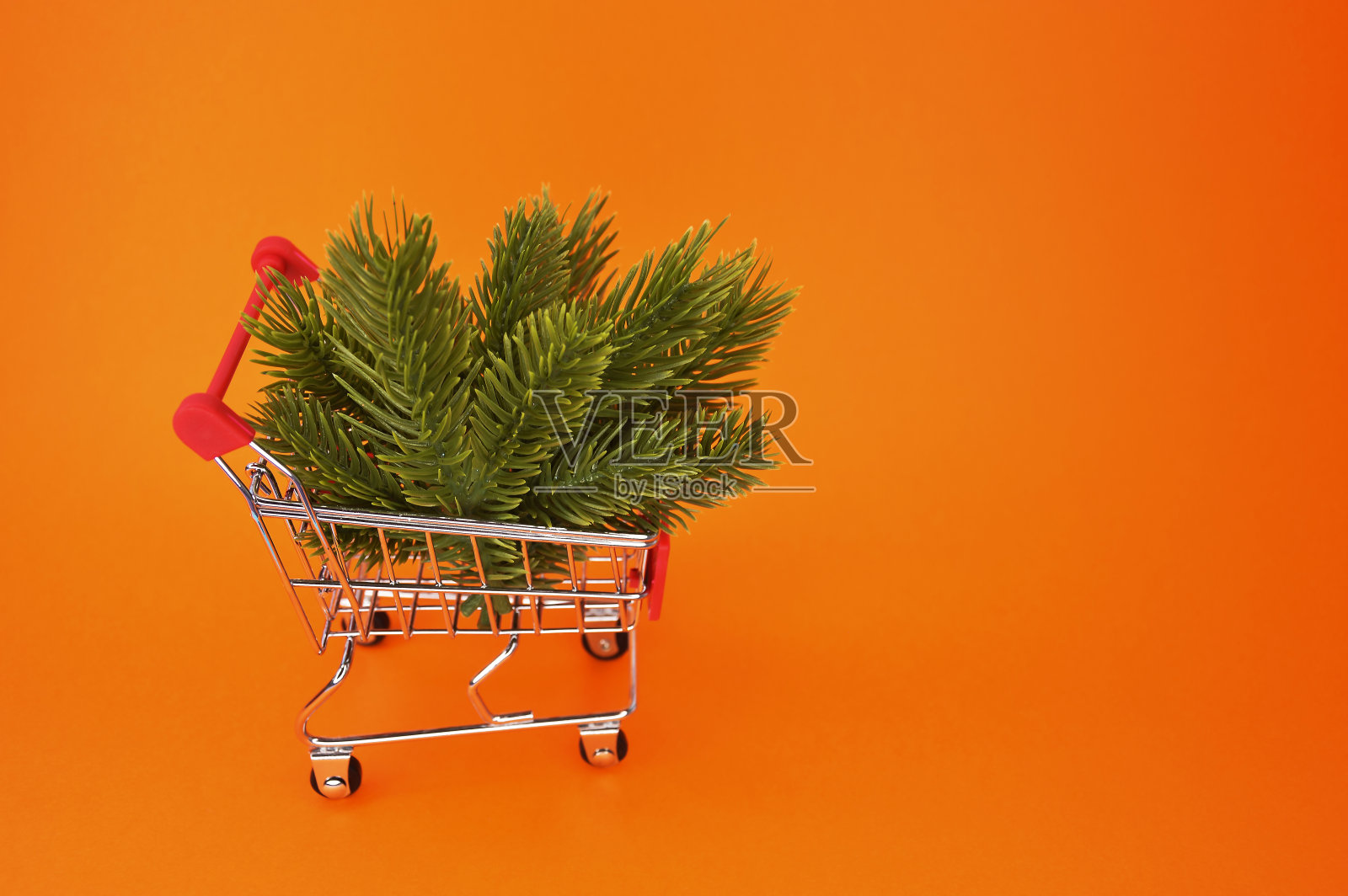 准备新年快乐和圣诞快乐。冬季假期的设计背景。冷杉树的树枝放在购物篮里。照片摄影图片