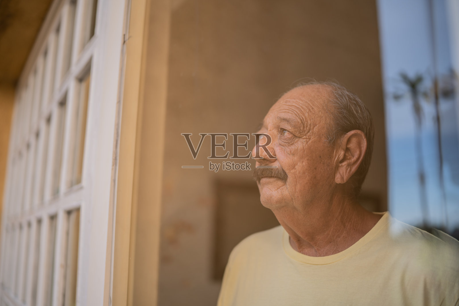 老人在家里沉思照片摄影图片