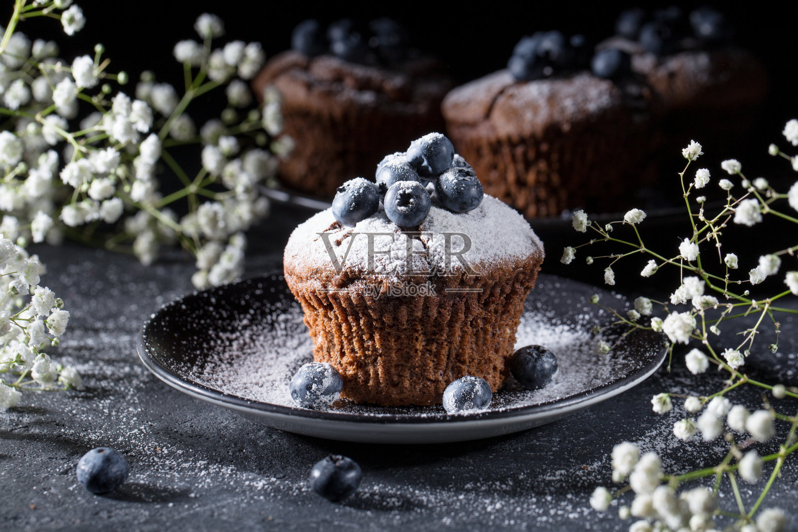蓝莓松饼，盘子里有新鲜蓝莓小蛋糕。照片摄影图片