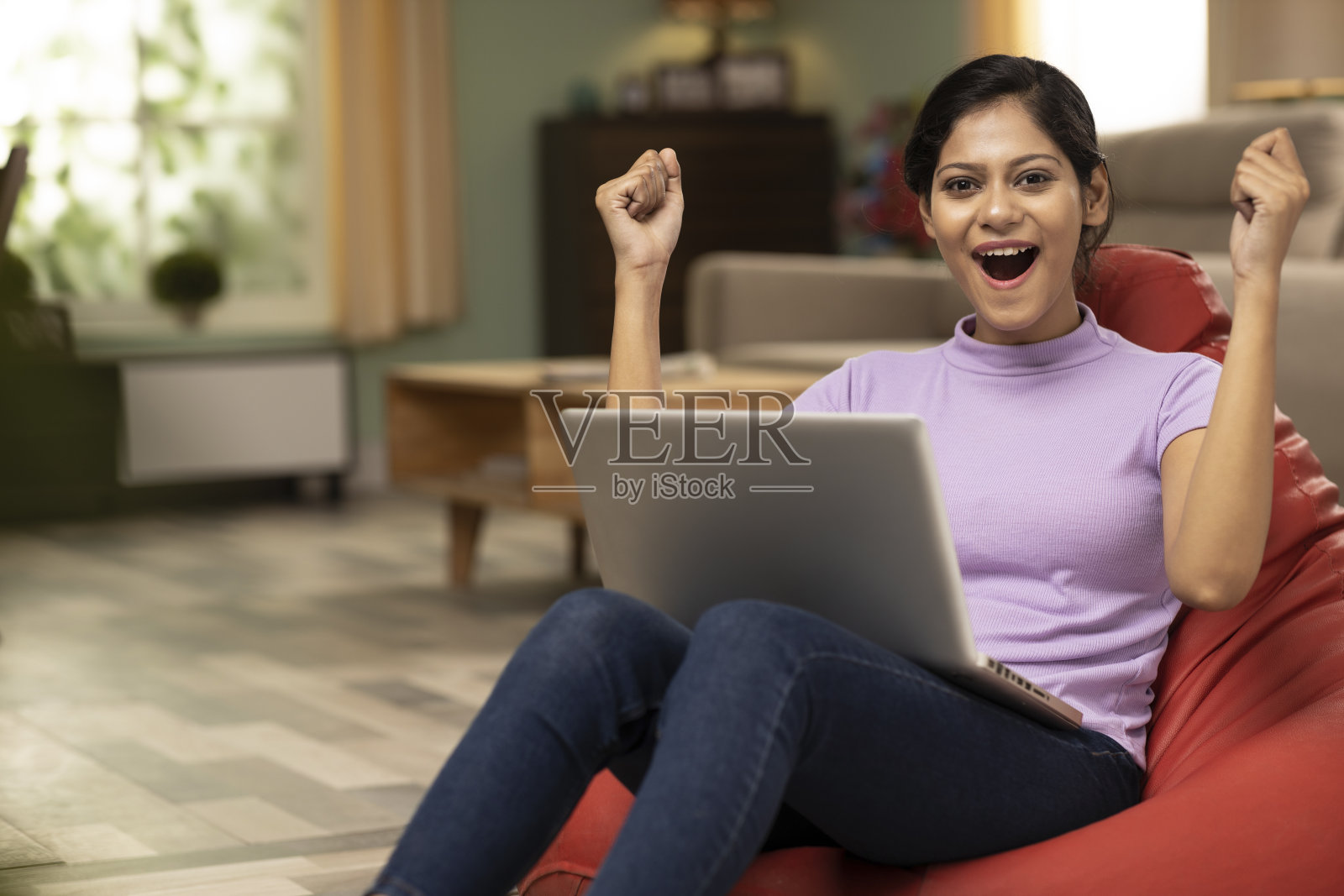 印度年轻女子在家里的肖像，库存照片照片摄影图片