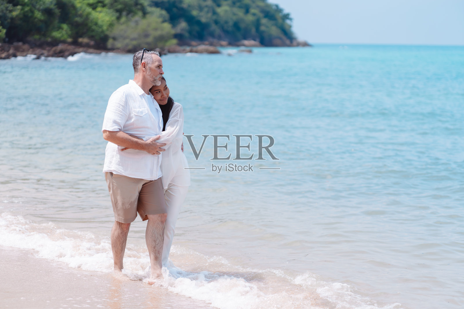 幸福的夫妇，老人，退休，休息在海滩，蜜月，家庭在一起，幸福的人的生活方式。照片摄影图片