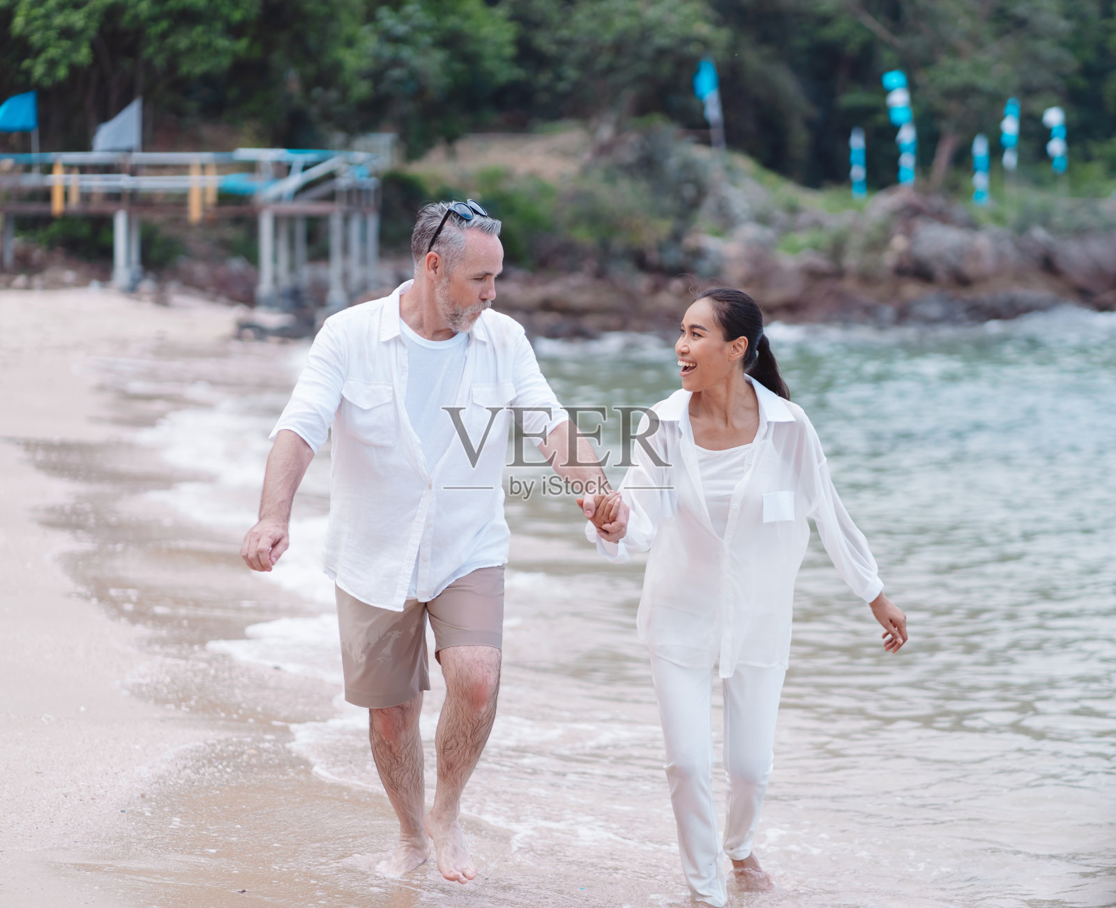 幸福的夫妇，老人，退休，休息在海滩，蜜月，家庭在一起，幸福的人的生活方式。照片摄影图片