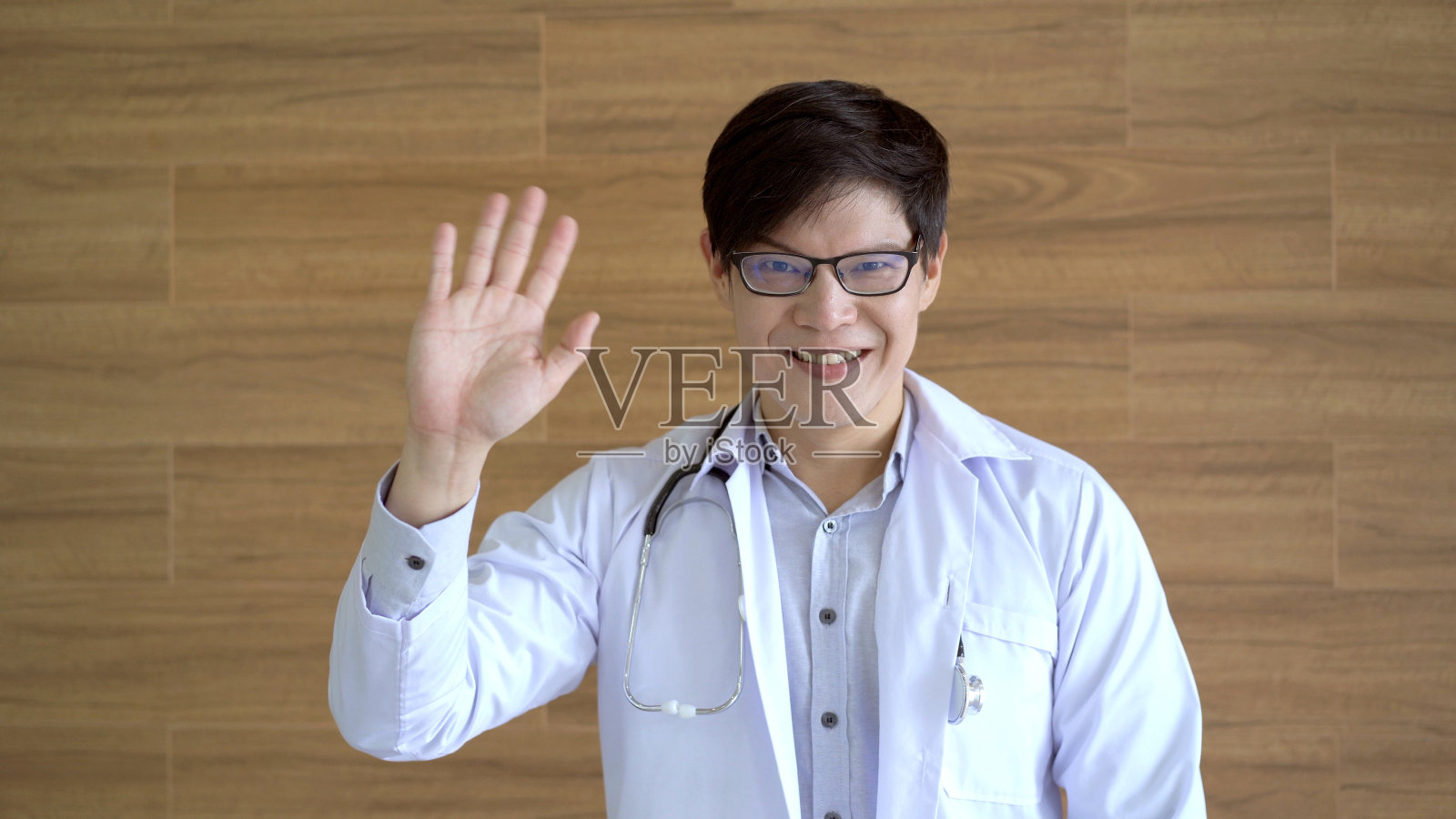 医生竖起大拇指。照片摄影图片