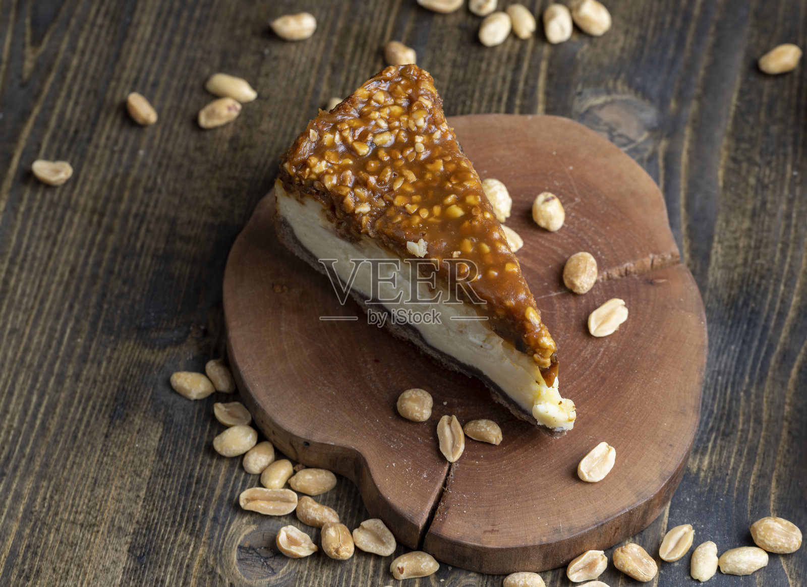 用松软的新鲜奶酪和花生做成的芝士蛋糕照片摄影图片