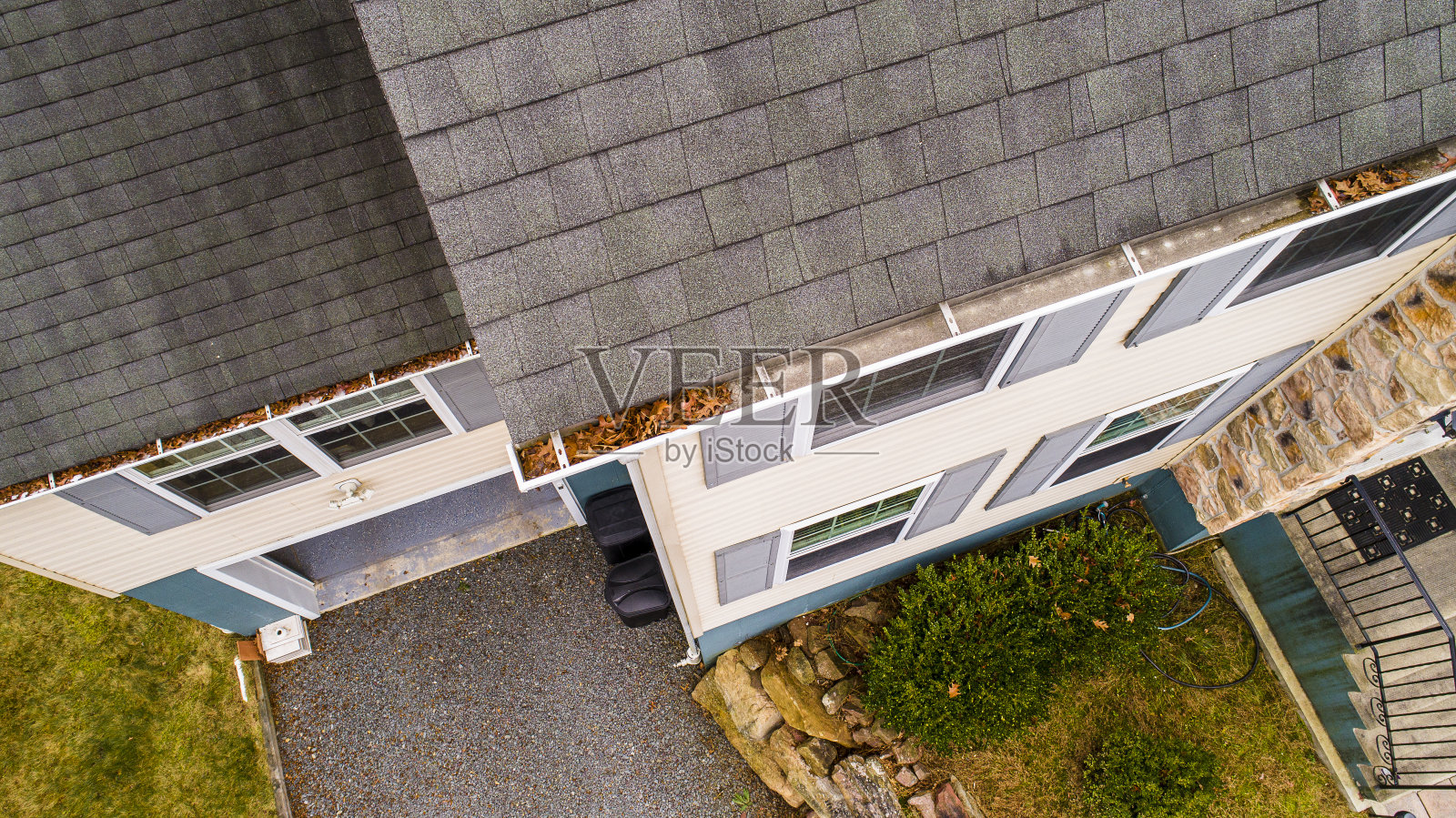 秋季用无人机检查屋顶瓦和排水沟。照片摄影图片