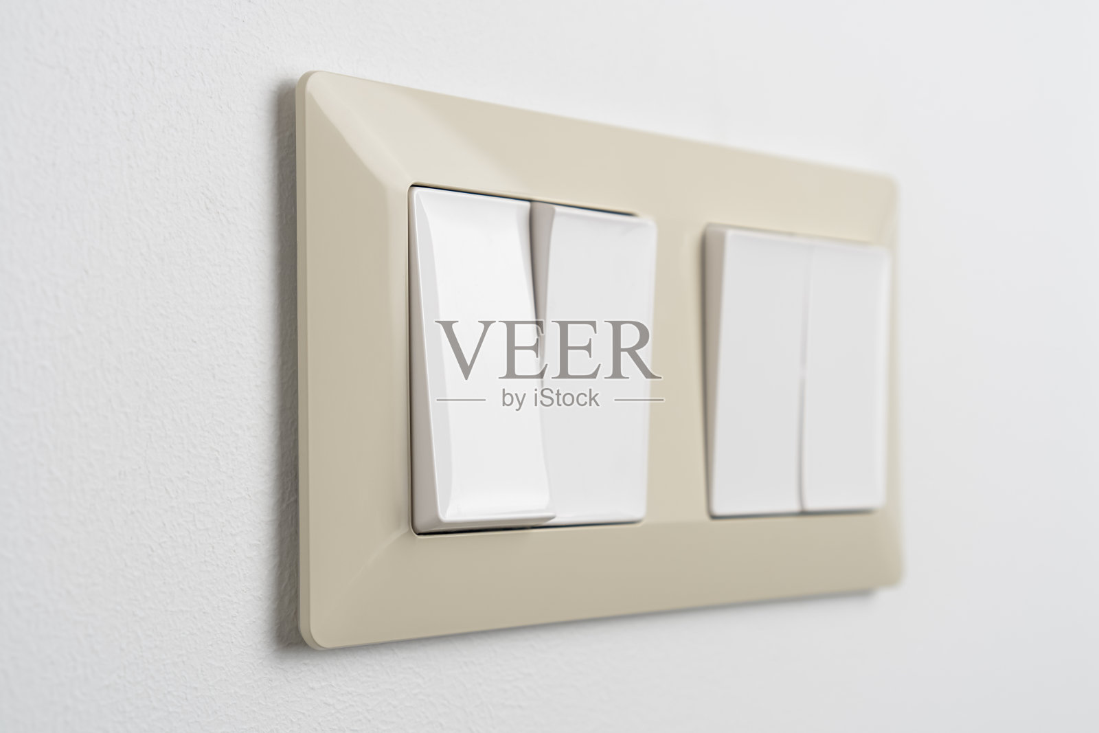 白墙上有四个按钮的灯开关。电、电、环保、节能的理念。照片摄影图片