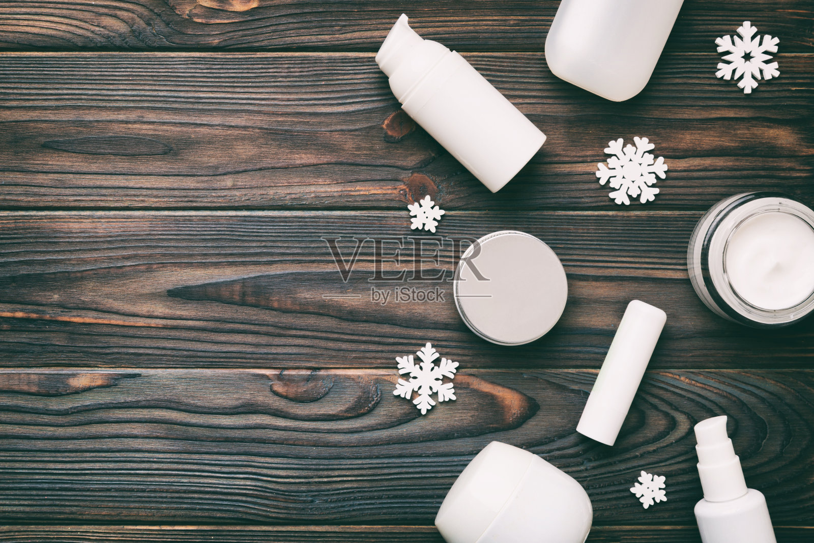 彩妆产品和圣诞装饰的彩色背景。顶视图新年美景概念与复制空间照片摄影图片