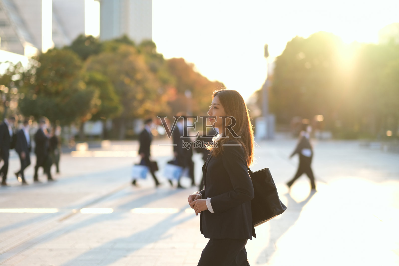 上下班高峰期的女商人照片摄影图片