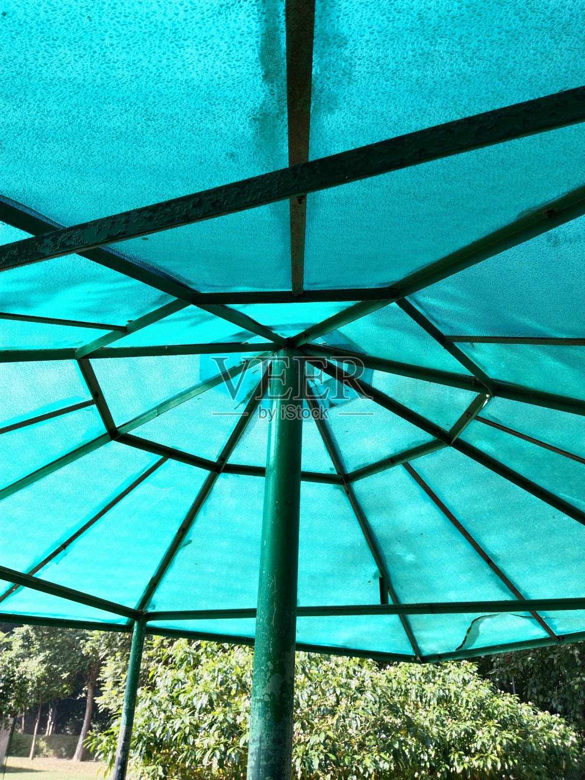 近在公园花园的凉亭，瓦拉纳西印度照片摄影图片