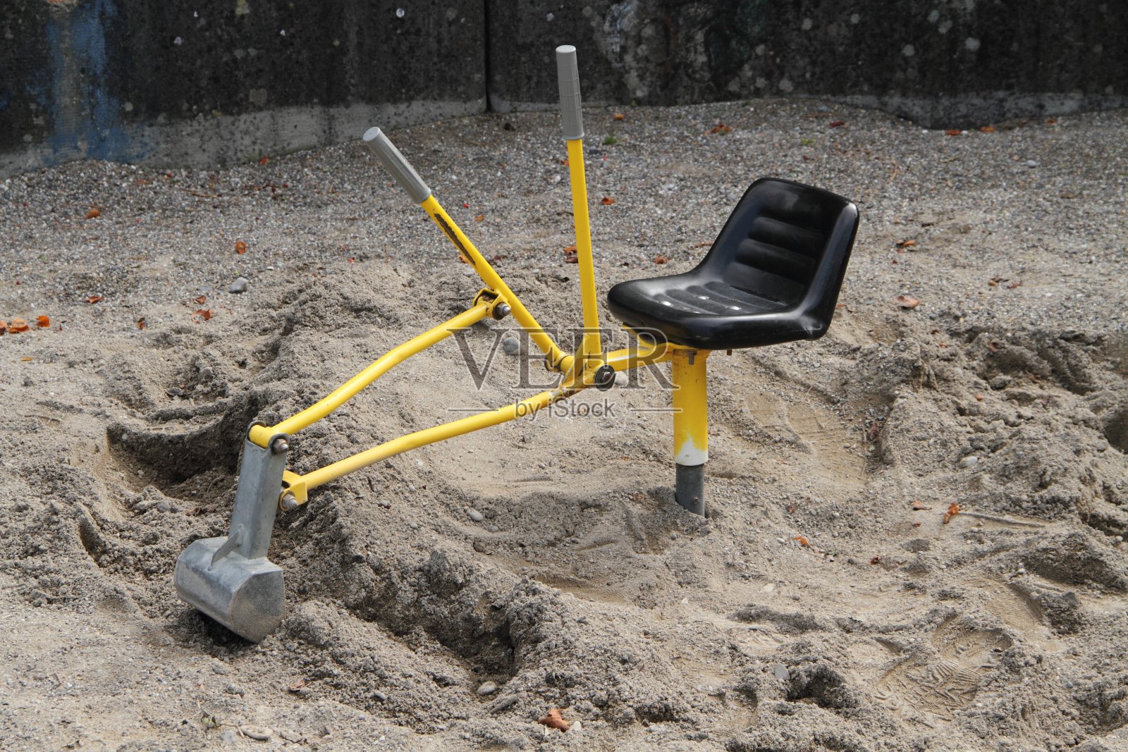 一个带挖掘机的沙箱照片摄影图片