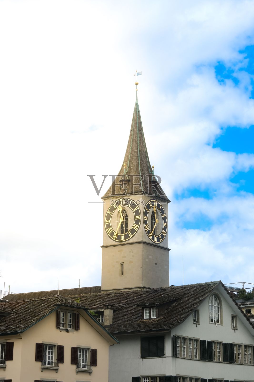 苏黎世圣彼得教堂和白天瑞士的钟塔，太阳耀斑照片摄影图片