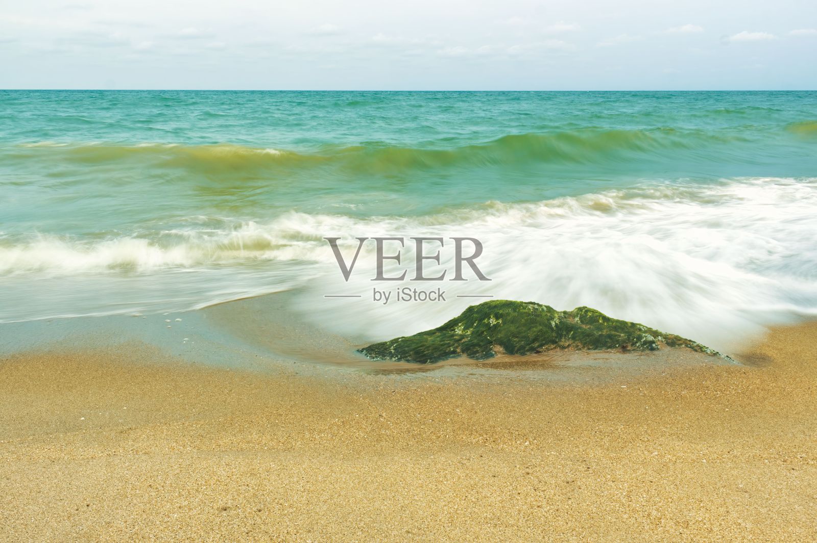 长时间暴露在海浪下的沙滩照片摄影图片