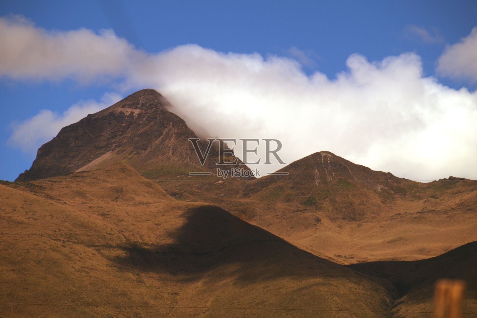山上金色夕阳的迷人景色照片摄影图片