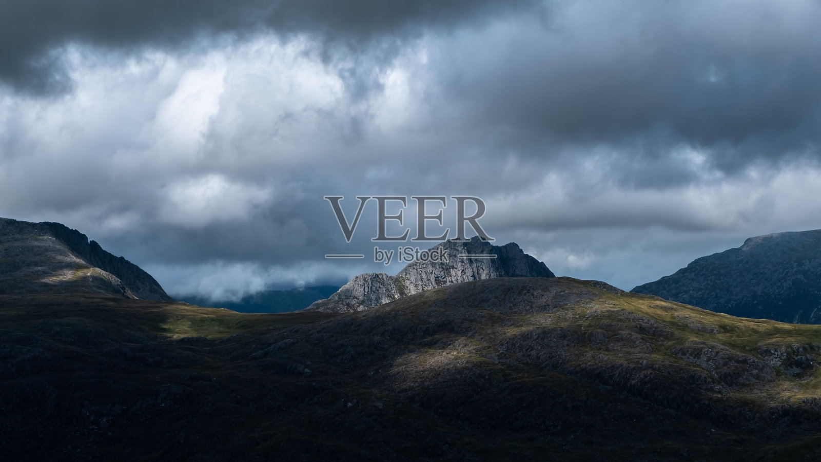 威尔士斯诺登尼亚Ogwen山谷Tryfan山迷人的景色照片摄影图片