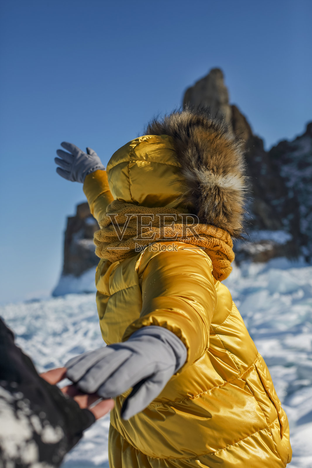 冰封的贝加尔湖上，一对幸福的情侣照片摄影图片