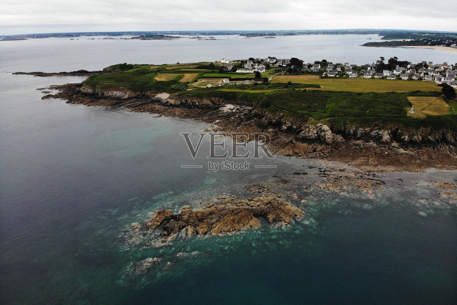 法国布列塔尼美丽的风景，有绿色的悬崖、树木和房子照片摄影图片