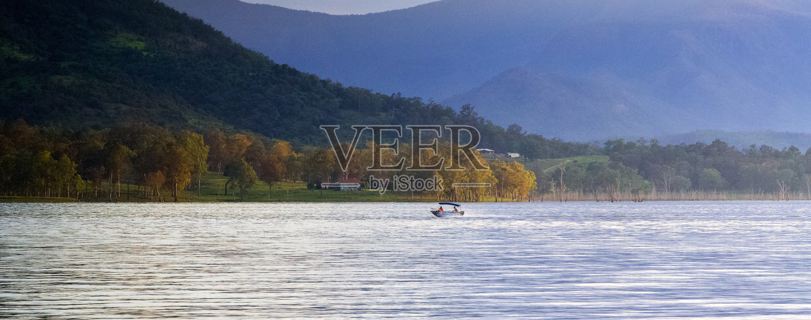 蒸汽雾，湖上的船，下午，昆士兰的Moogerah照片摄影图片