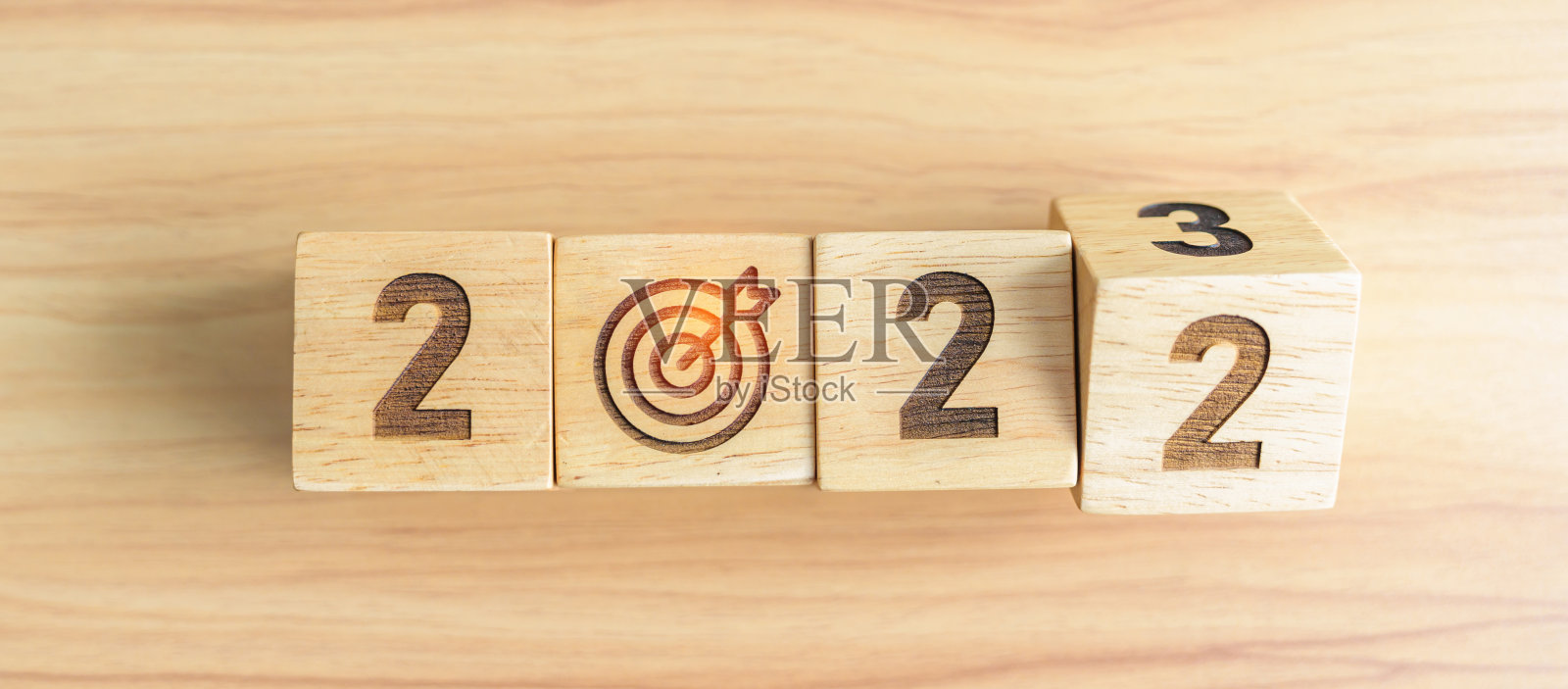 2022年更改为2023年块与飞镖图标。目标，目标，决心，战略，计划，行动，使命，动力和新年开始的概念照片摄影图片